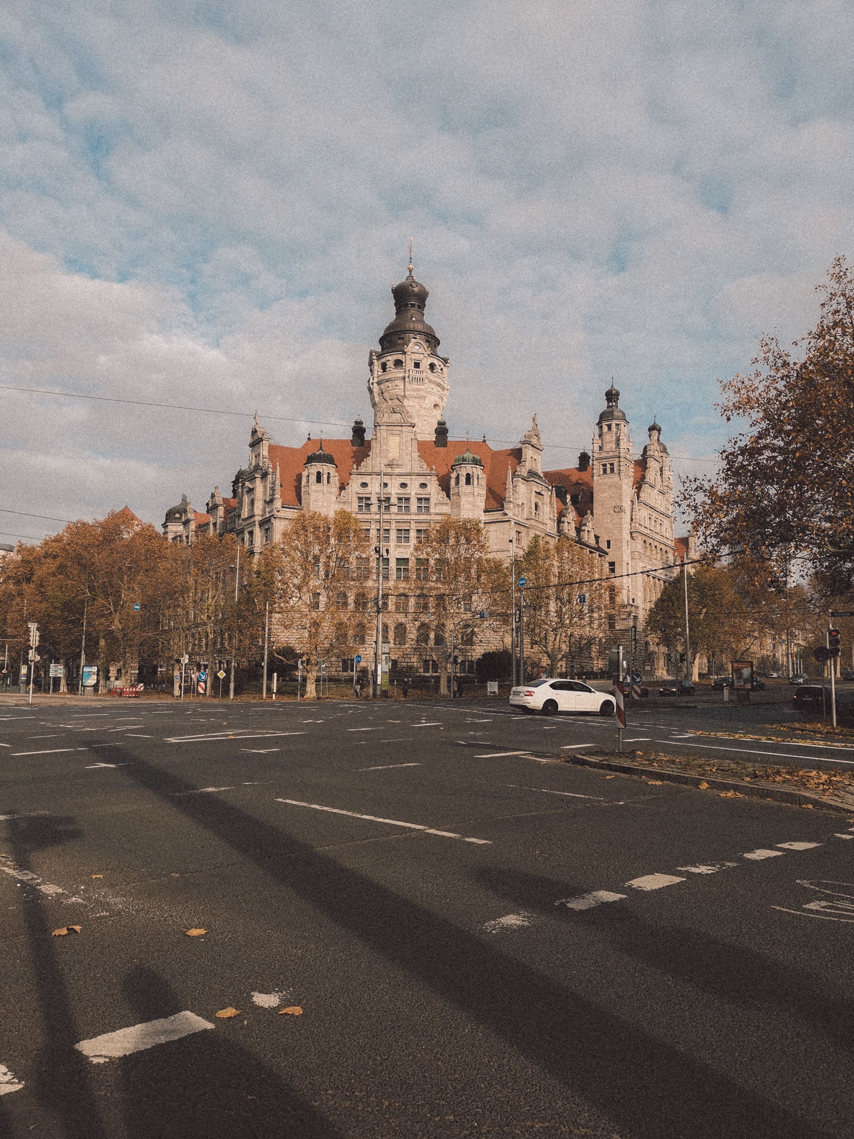 Leipzig's New Town Hall and its tower seen across the ring road in autumn. The marathon course passes it at about km 1.8 and again at km 22.9.