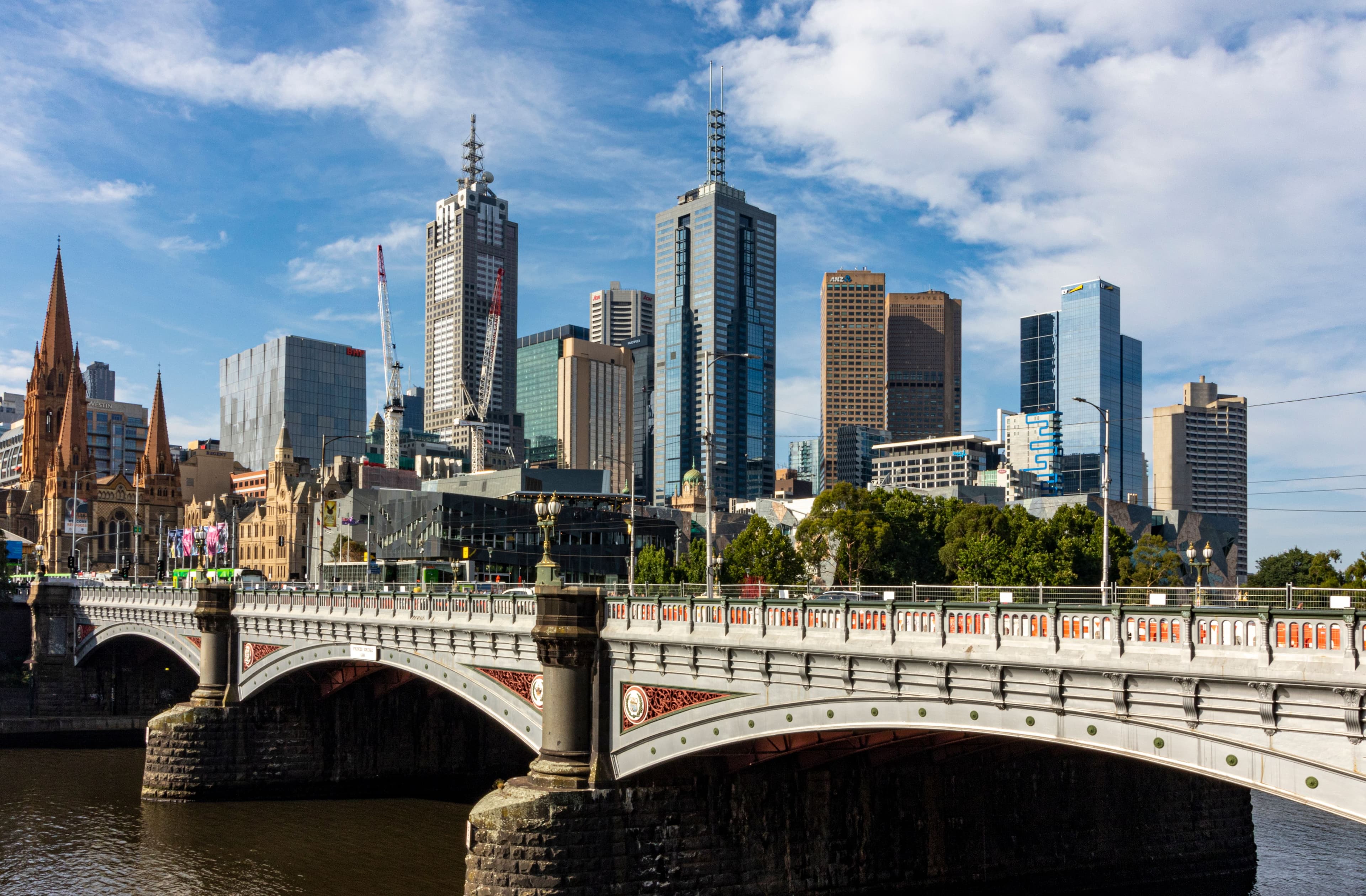 Princes Bridge over the Yarra River with the Melbourne city skyline and St Paul's Cathedral behind it